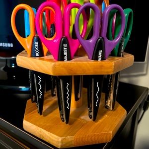 Craft paper edgers scissor set of 15 on stand. Scrapbooking heaven!